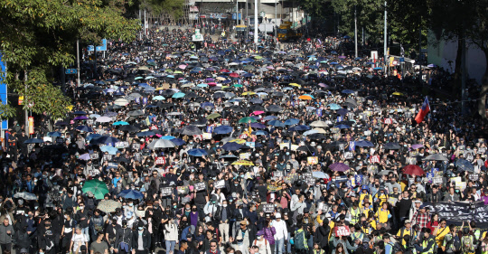 8일 오후 홍콩 빅토리아공원에서 열린 세계 인권의 날 집회에 참가한 홍콩 시민들이 홍콩 도심 센트럴을 향해 거리 행진을 하고 있다.   홍콩=연합뉴스
